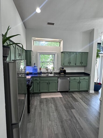 Building Photo - 2418 Samia Dr