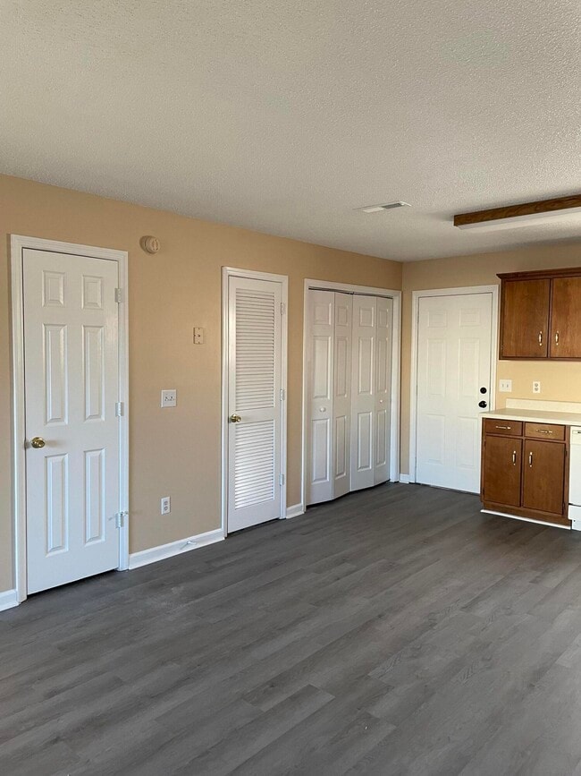 Building Photo - 1104 Village Ct