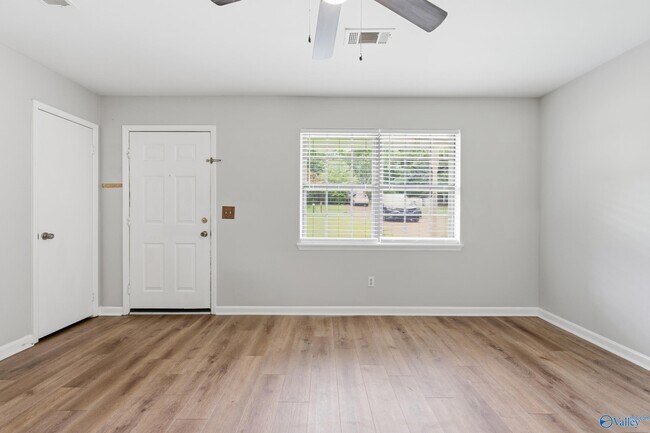 Building Photo - 102 Greenwood Cir