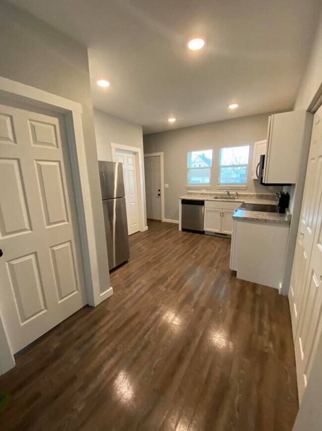 Building Photo - 1638 B Ave NE