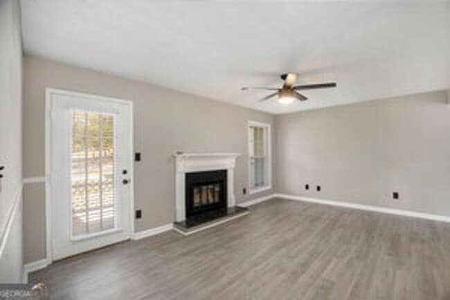 Building Photo - Like New! 2 bedroom 2 bathroom end unit co...