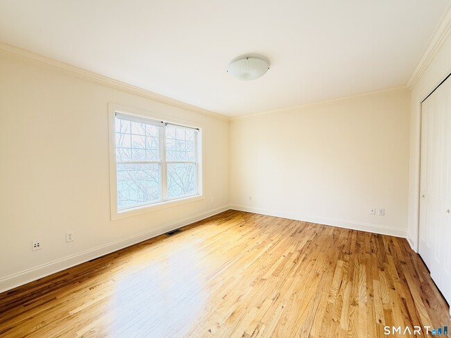 Building Photo - 27 Ferris Ave