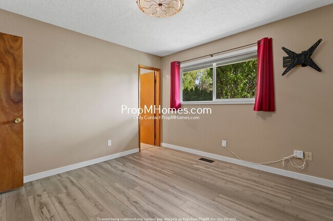 Building Photo - 2560 SE Spruce St