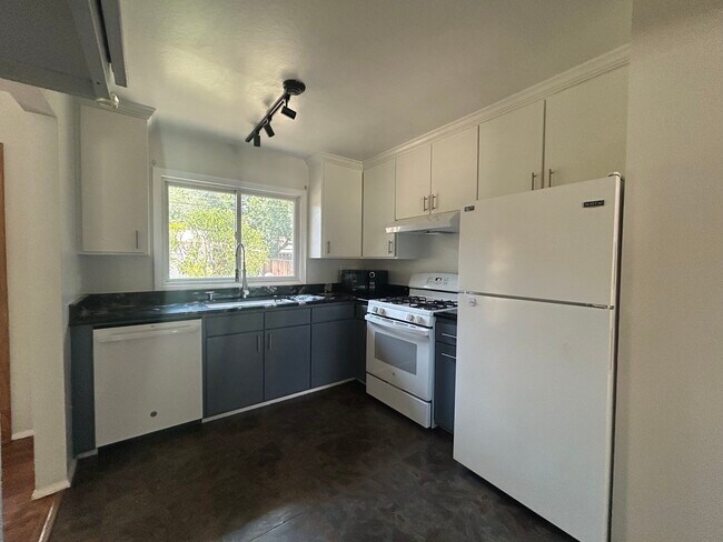 Building Photo - 1618 Querida Dr