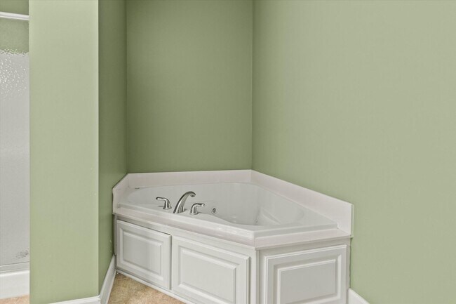 Building Photo - Riverfront Living with Spacious Layout and Stunning Views!