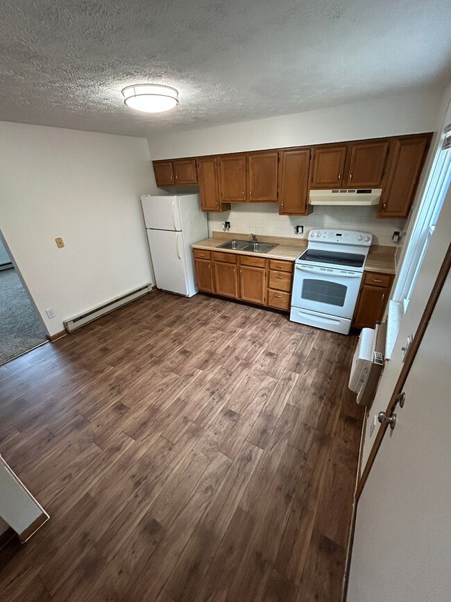 Building Photo - Spacious 2-Bedroom Living in a Quiet Commu...