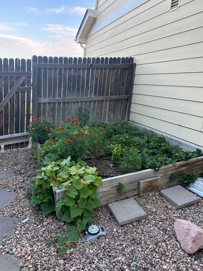 Building Photo - Welcome to your new home!  3 beds, 2.5 bat...