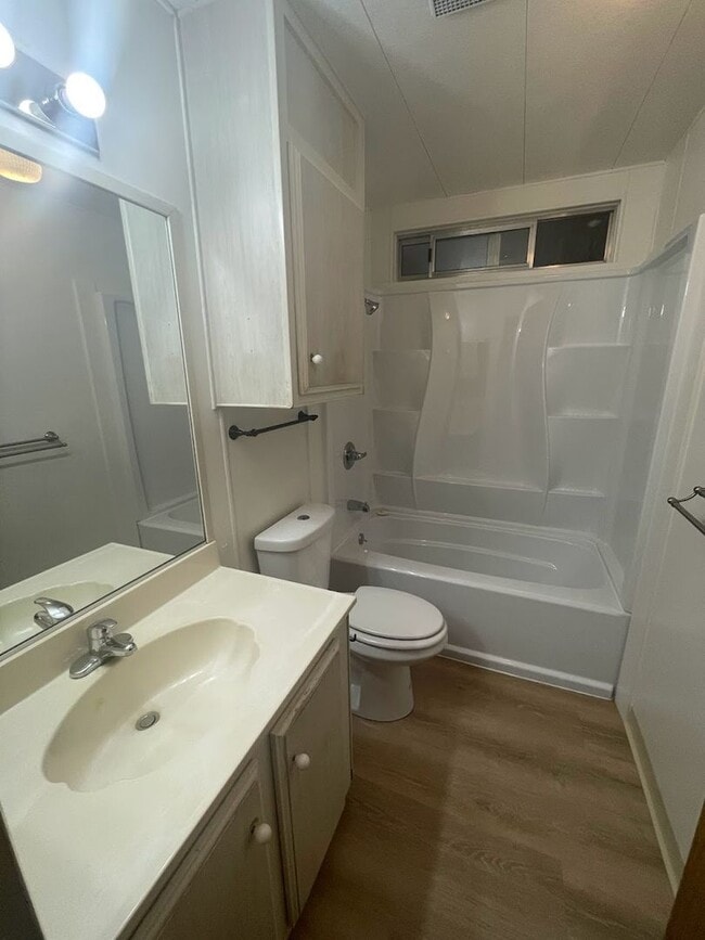Building Photo - Cute, centrally located home!