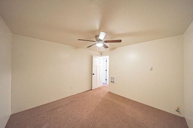 Building Photo - Spacious and recently updated, this 6-bedroom, 3-bathroom home in Ammon