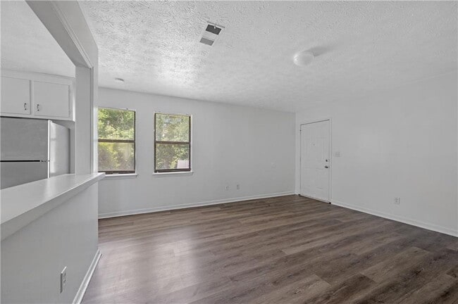 Building Photo - 233 Tanglewood Dr