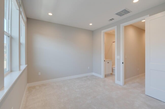 Building Photo - 1416 Venice Ter