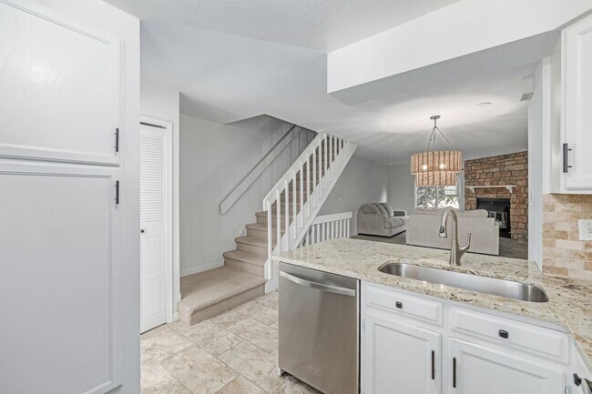 Building Photo - 8066 S Columbine Ct