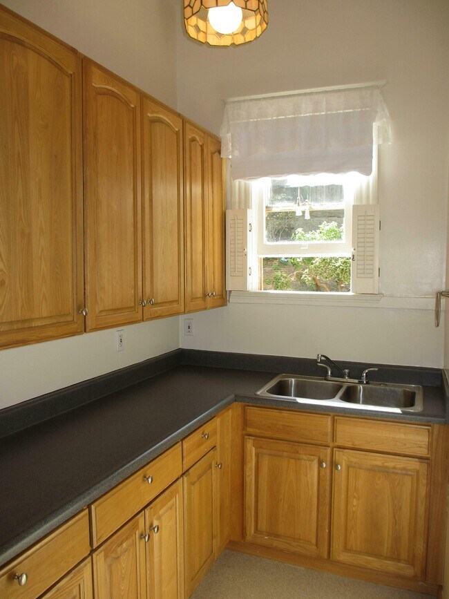 Building Photo - 72 Whitney St