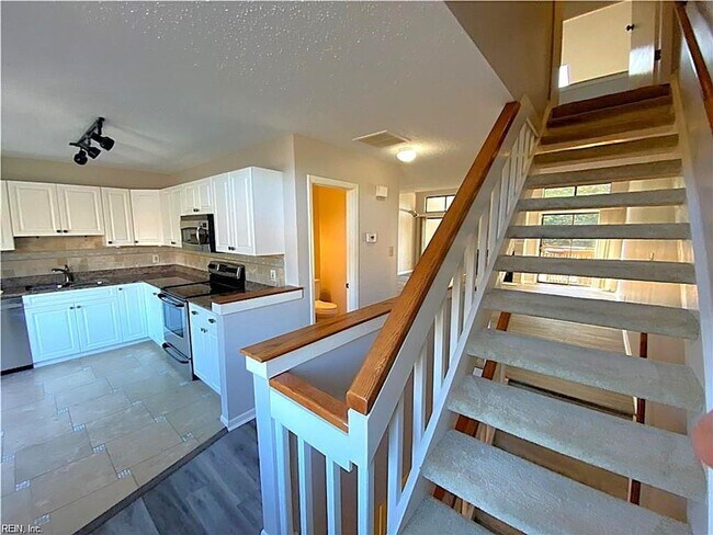 Building Photo - Beach Style Living