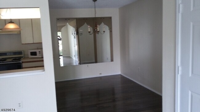 Building Photo - 297 English Pl