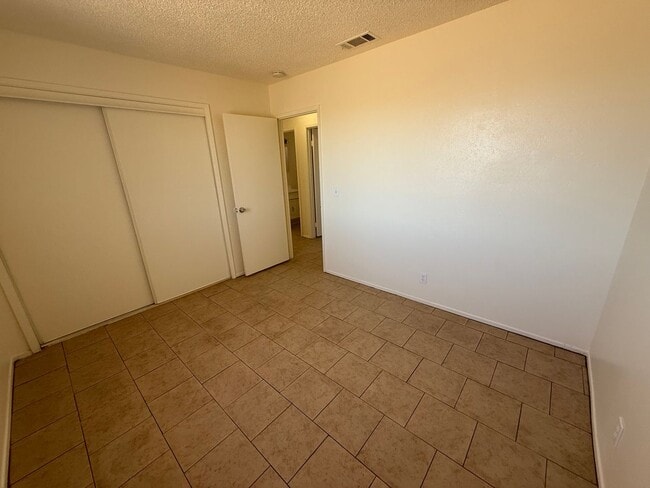 Building Photo - Hesperia Duplex-Spacious 2 Bedrooms, 1 Bat...