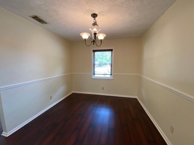 Building Photo - Adorable 3/2 on large corner lot