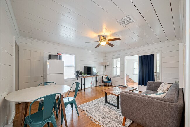 Building Photo - 2163 University Blvd