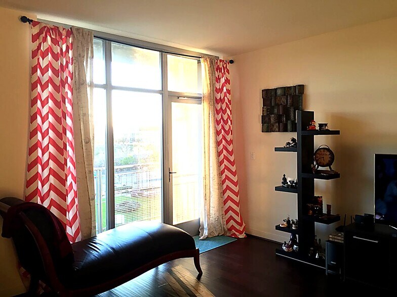 Patio - 175 W St James St