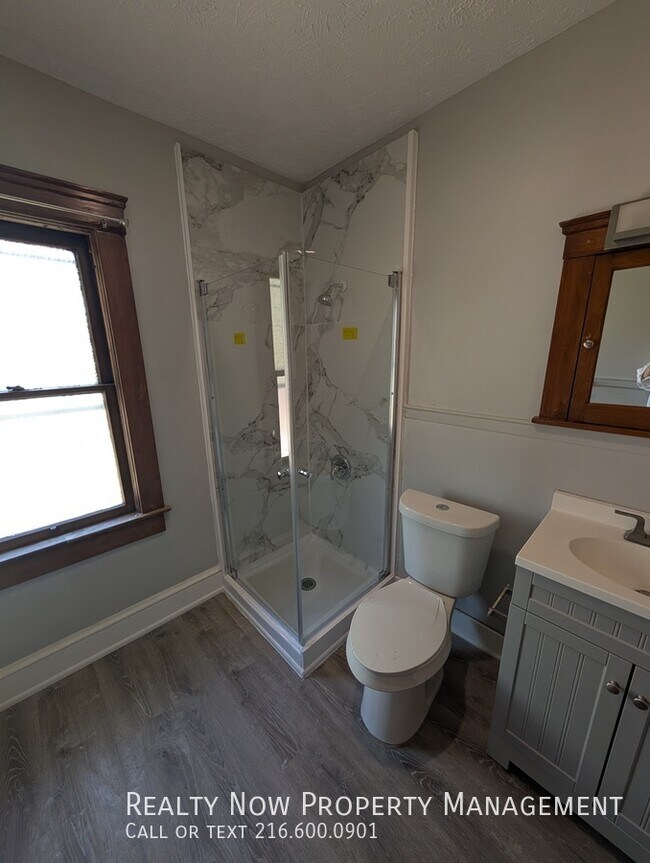 Building Photo - 1313 W 93rd St
