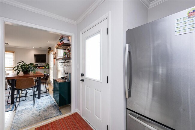 Building Photo - 616 E Davie St