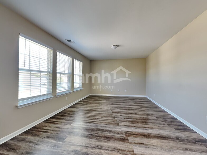 Building Photo - 4 Laurel Ln