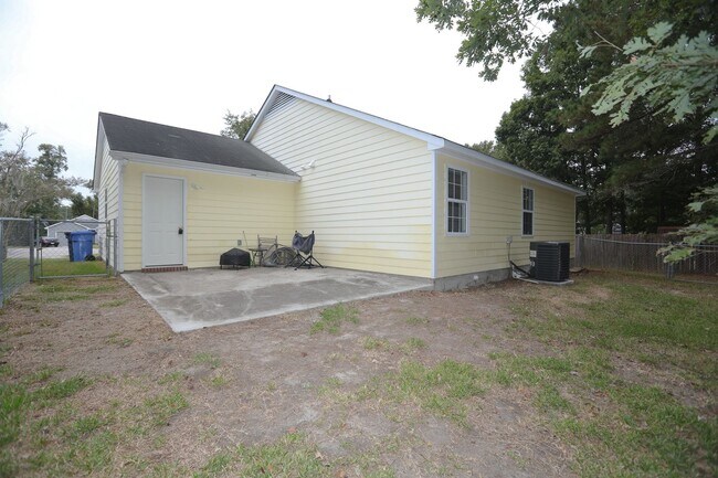 Building Photo - 621 S Hampton Dr