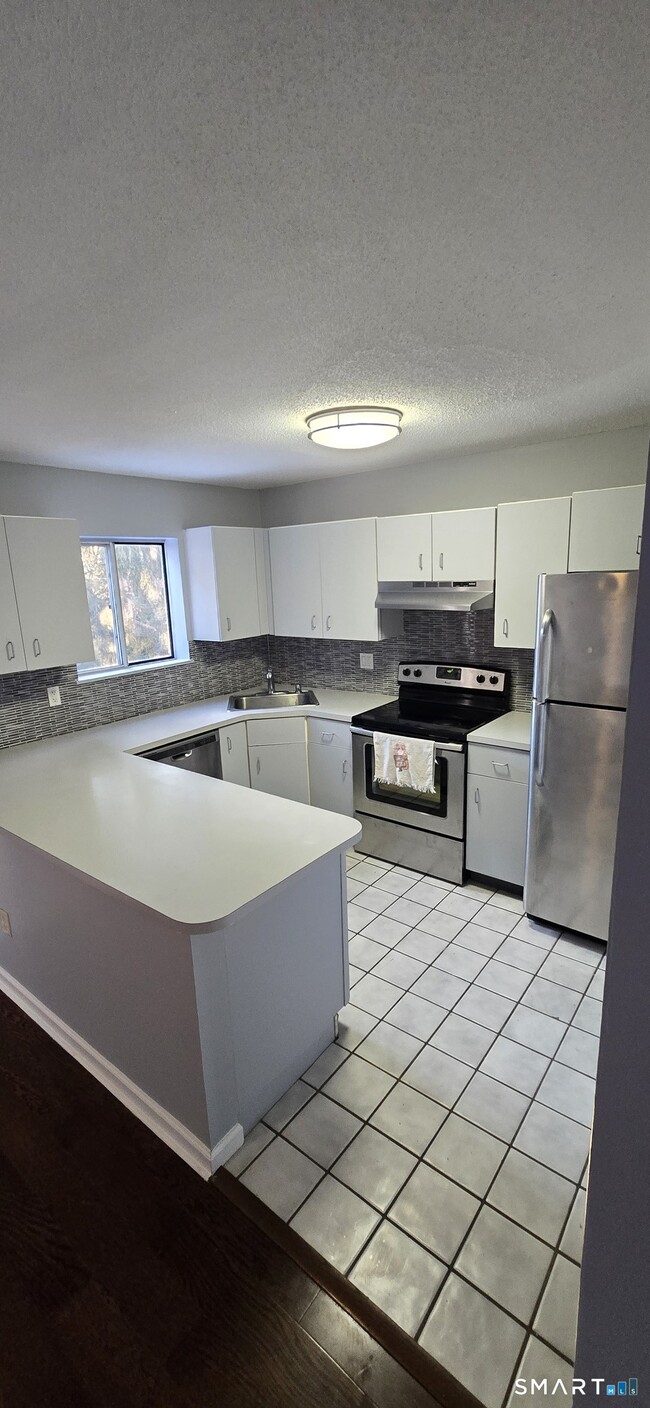 Building Photo - 925 Oronoke Rd