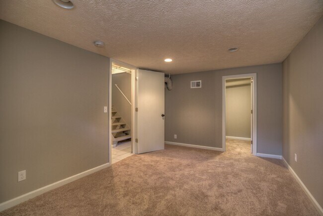 Building Photo - 4-Plex on Farnam