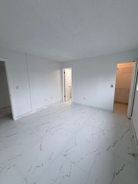 Building Photo - 9365 Fontainebleau Blvd