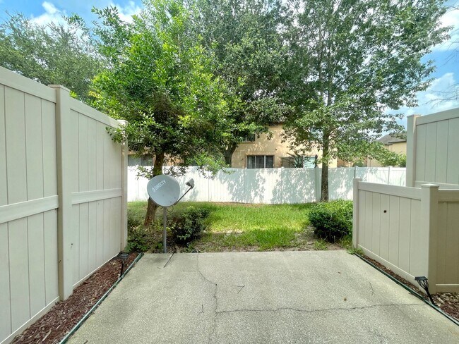 Building Photo - BEAUTIFUL 3/2.5 Hillcrest Townhome with ov...