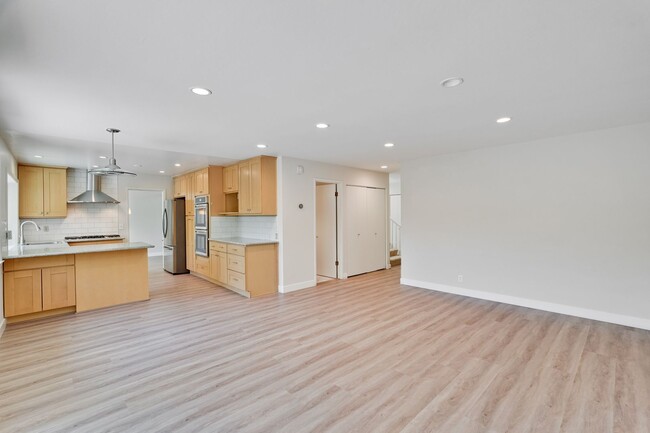 Building Photo - $8500-Mountain View  4 bedroom 3 baths in great neighborhood!