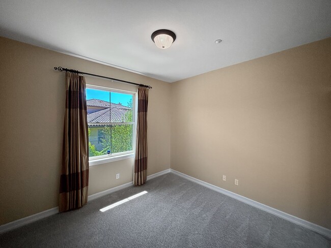 Building Photo - Beautiful & Spacious 2BD/2BA Townhouse in ...