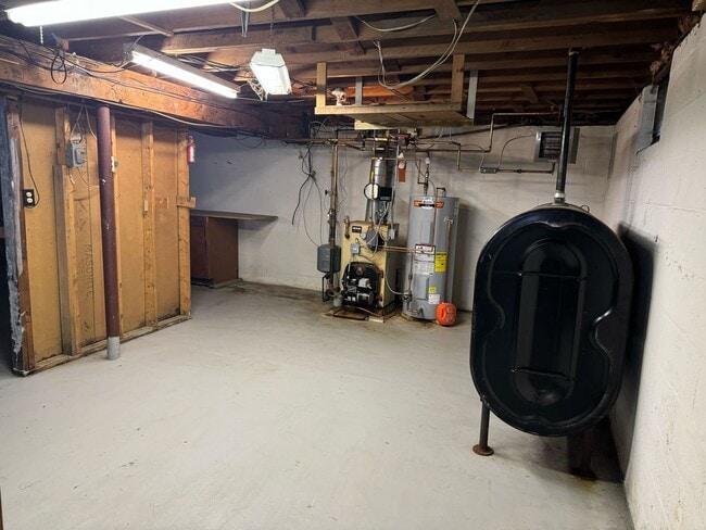 Building Photo - 5 Bedroom 2 Bathroom Home in Idyllic Neighborhood (CURRENTLY UNDER CONTRACT)