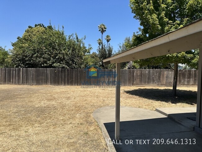 Building Photo - 1321 Woodside Dr