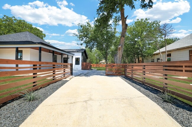 Building Photo - 2425 Monterey St