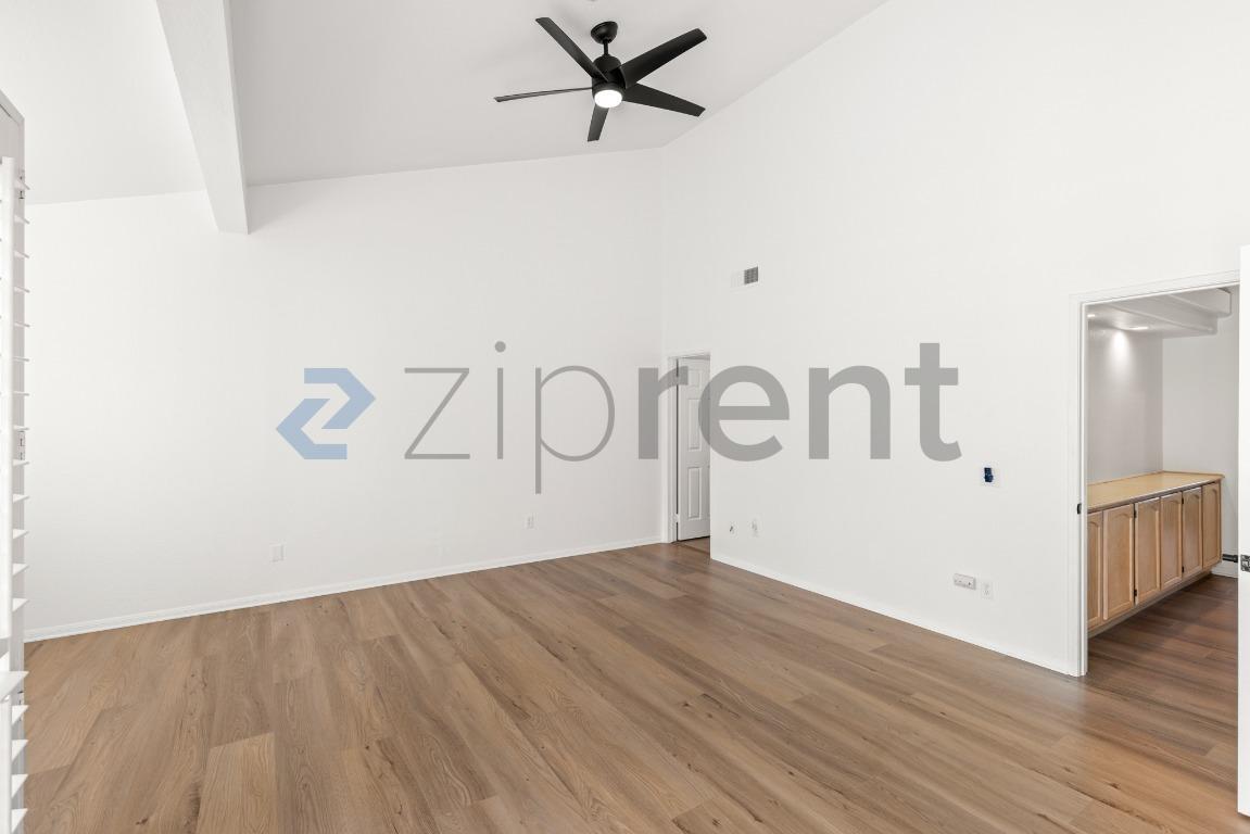 Building Photo - Unit