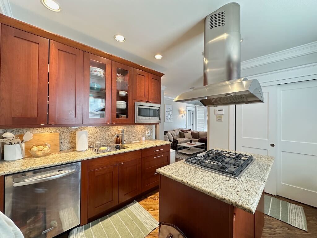 Building Photo - 1410 W Cornelia Ave