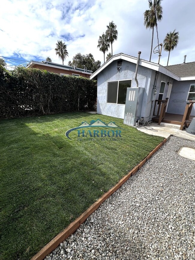 Building Photo - 841-843 W Santa Cruz St