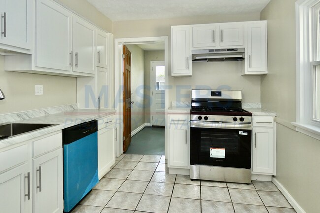 Building Photo - Charming Home with Spacious Backyard in Toledo!
