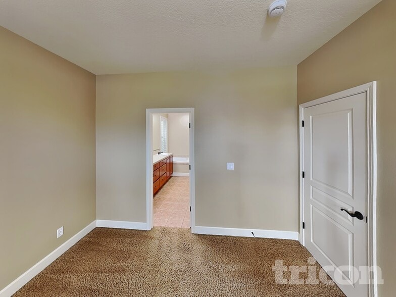 Building Photo - 29261 SW Charlotte Ln