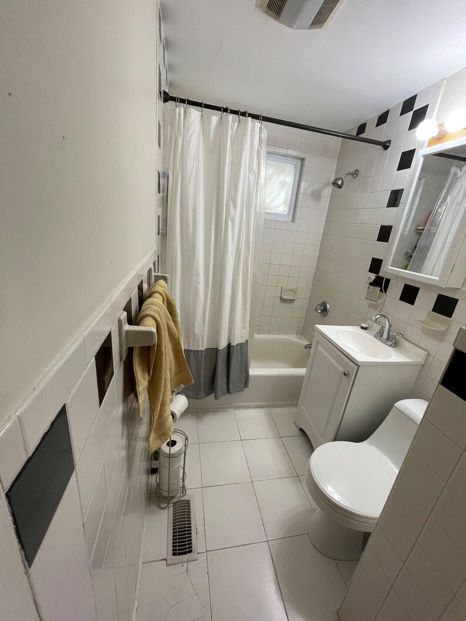 Building Photo - 17 Bay St