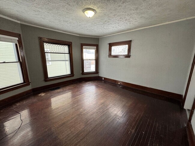 Building Photo - 4 bedroom 1 bath house in Rock Island