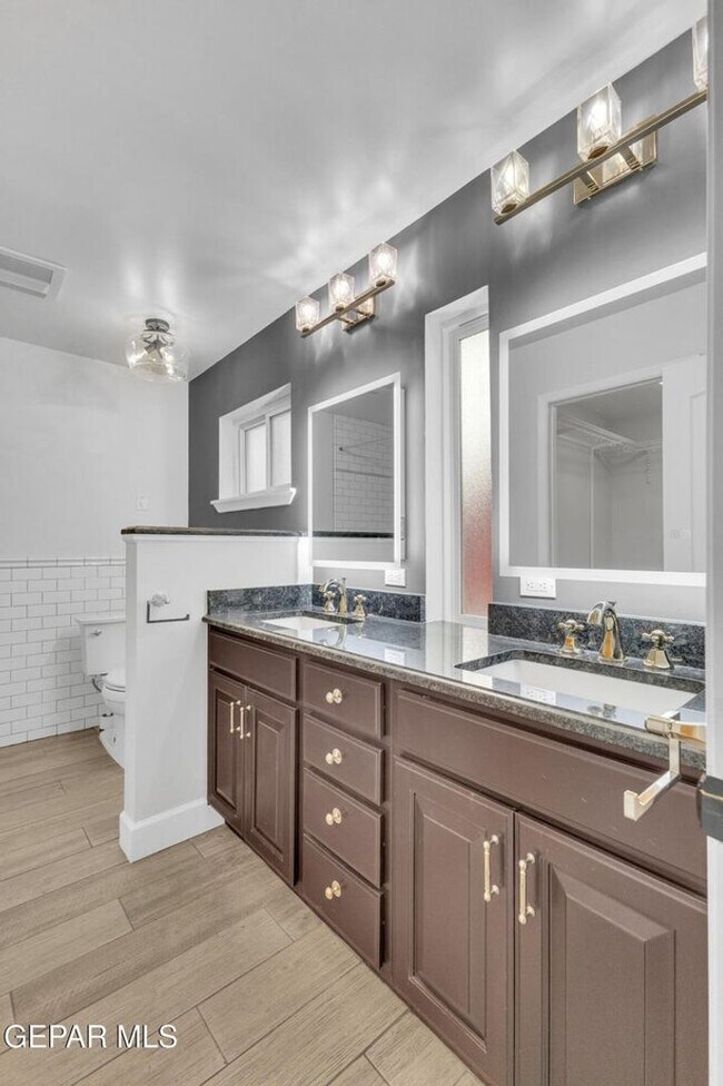 Building Photo - Come to check this beautiful house 4 bedrooms, possible 5th bed and 3 baths.