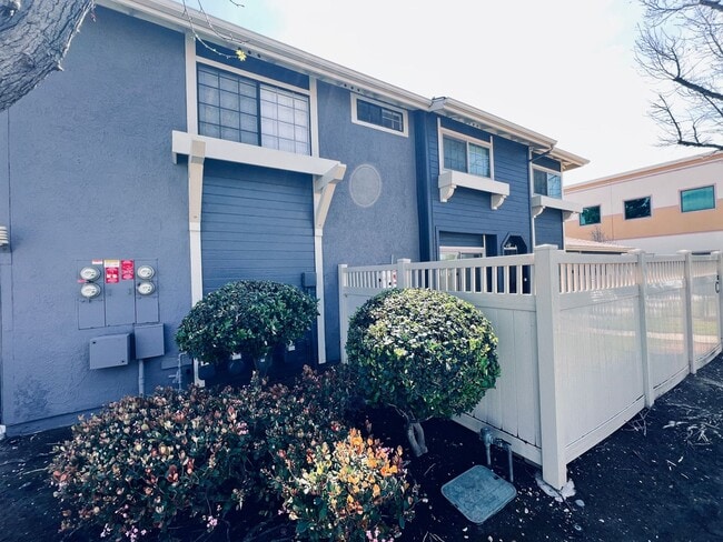 Building Photo - Santee 2 Bedroom Tamberly Townhouse for Rent