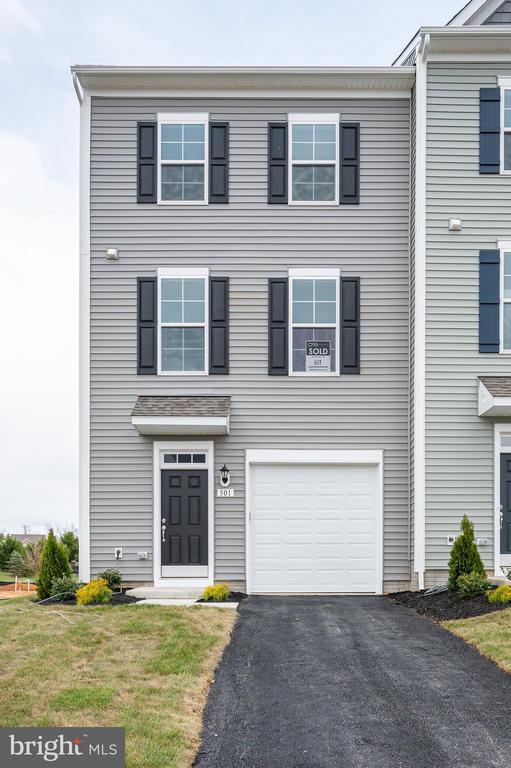 Building Photo - 301 Hillsdale Pl