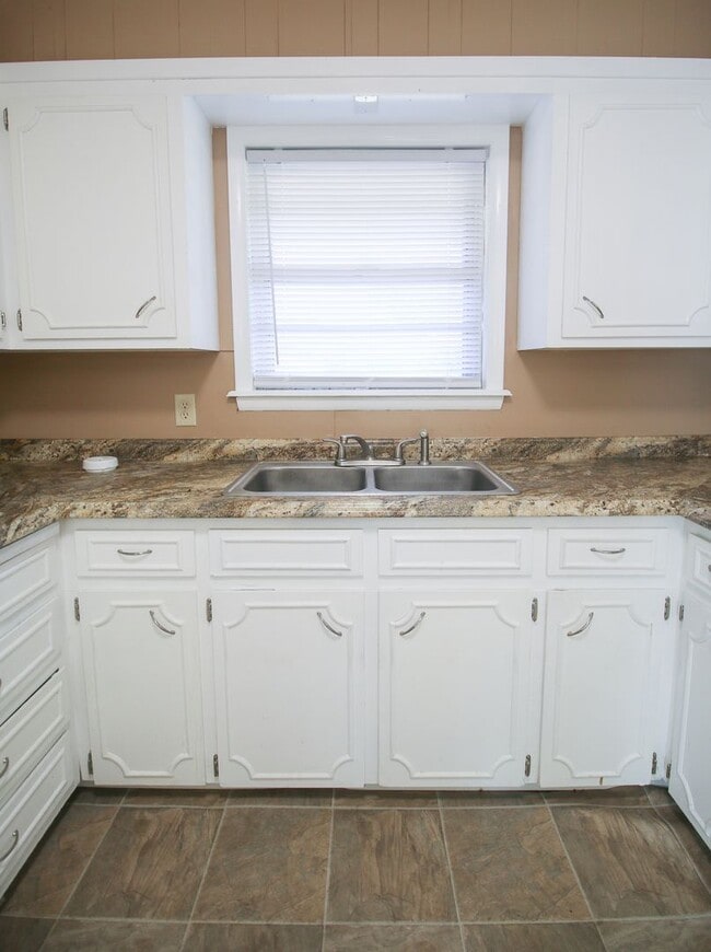 Building Photo - 3-Bedroom Home with Yard in East Tulsa – Ready Mid May!