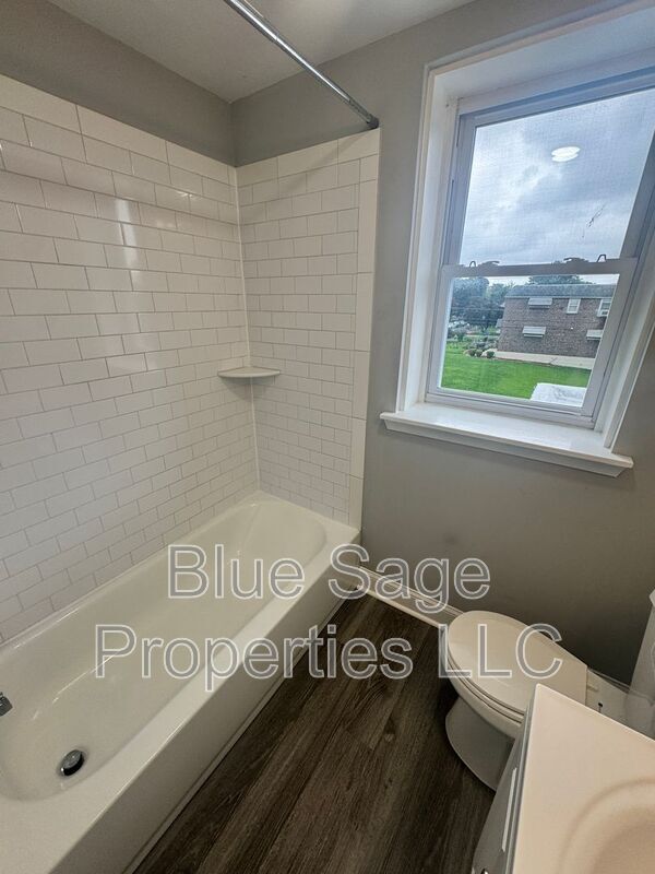 Building Photo - 398 Westmont Dr