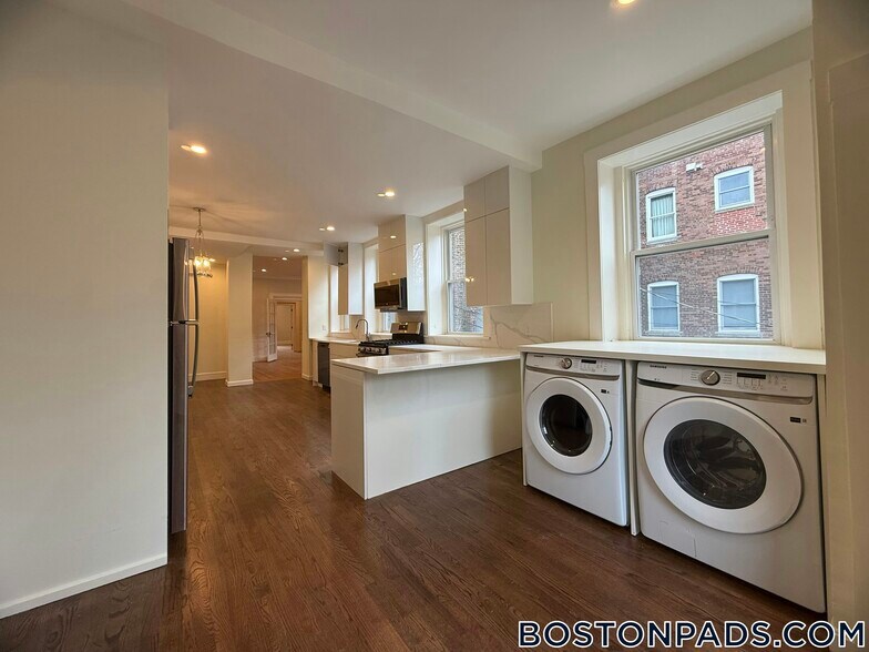 Building Photo - 1726 Beacon St