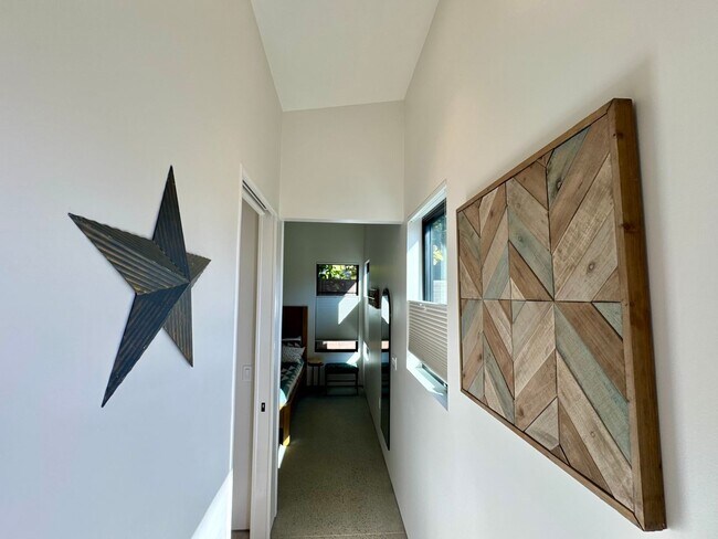 Building Photo - 1910 Raymond Ln